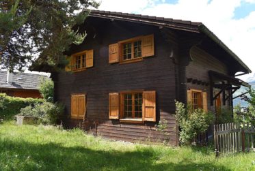 ITRAVERS/GRÔNE - A VENDRE - CHALET TRADITIONNEL 5.5 PCES + GRAND SOUS-SOL